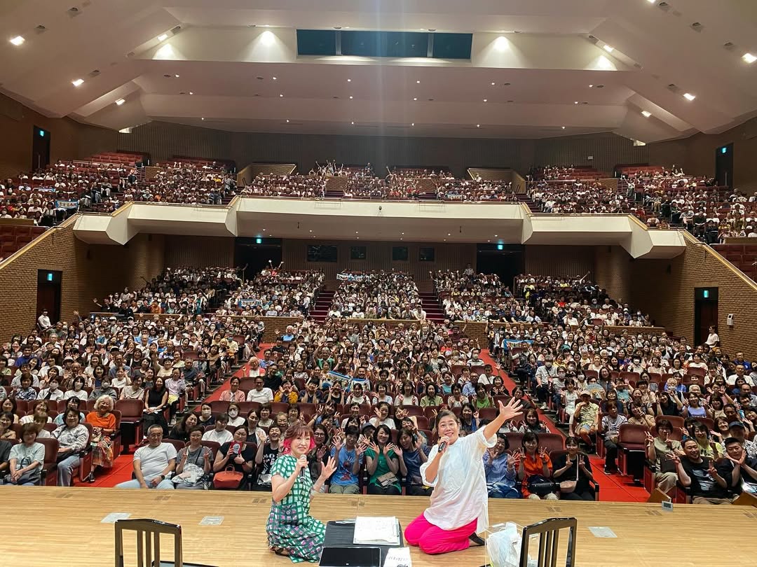 お笑いタレント・青木さやか、愛知県瀬戸市のホールで清水ミチコと数曲の歌を披露し「なんと楽しい時間でした」