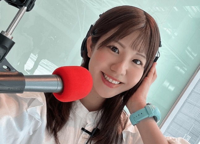 元アイドルの美女レーサー、ショーイベントで公開ラジオ出演！キュートなマイクショットにファン注目の眼差し