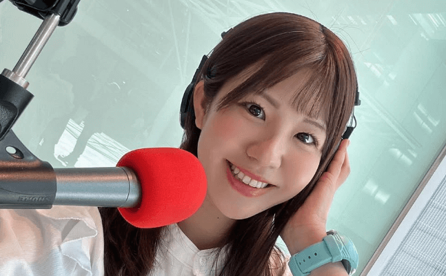 元アイドルの美女レーサー、ショーイベントで公開ラジオ出演！キュートなマイクショットにファン注目の眼差し