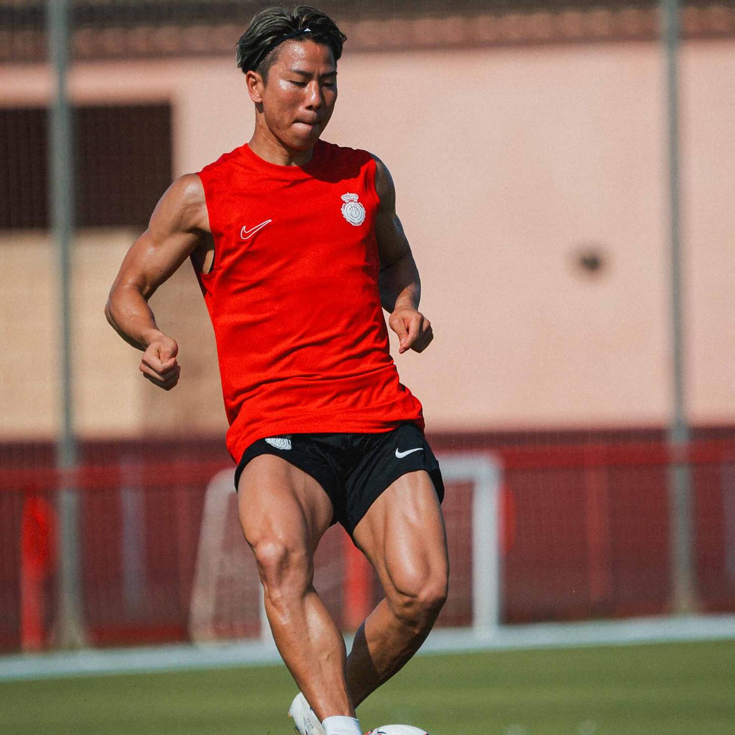 「サングラス似合いすぎ」浅野拓磨が新天地マジョルカでの様子をアップ