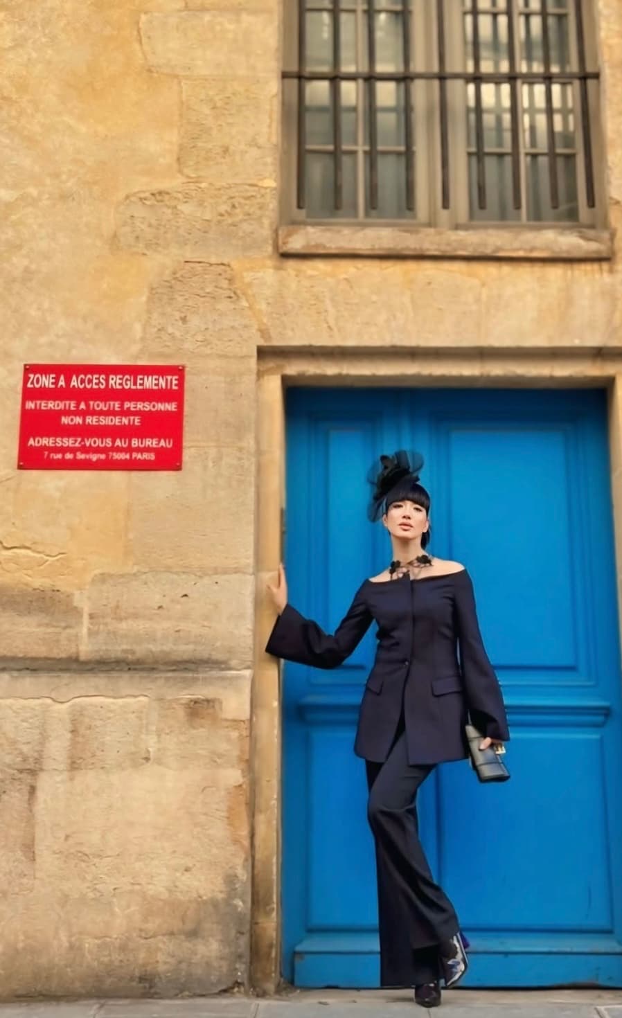 アンミカ、パリの街並みでのお洒落ショットにファンうっとり♡「まるでファション誌の撮影ですね」