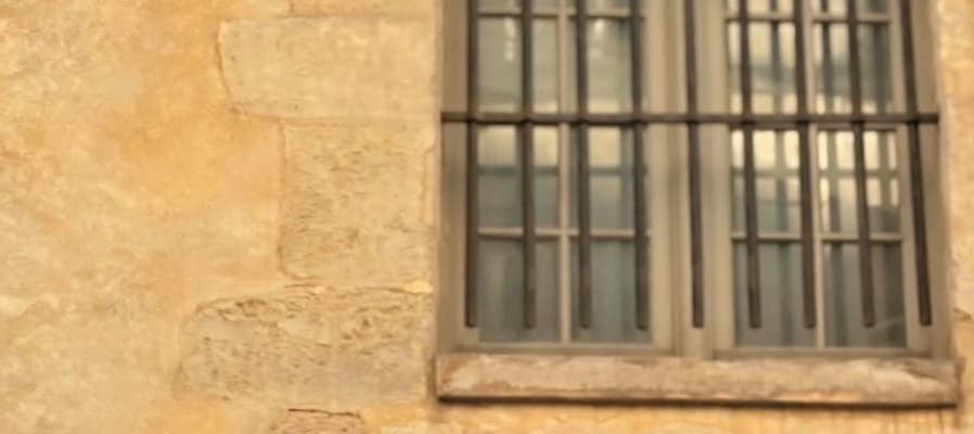 アンミカ、パリの街並みでのお洒落ショットにファンうっとり♡「まるでファション誌の撮影ですね」