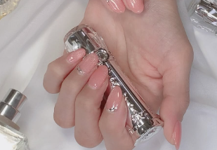 矢部美穂の“ピンクマグネットネイル”が可愛すぎる！名古屋ロケへ「ファイティン」