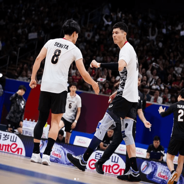 バレー日本代表関田　ジェイテクトSTINGSメンバーとの写真を公開
