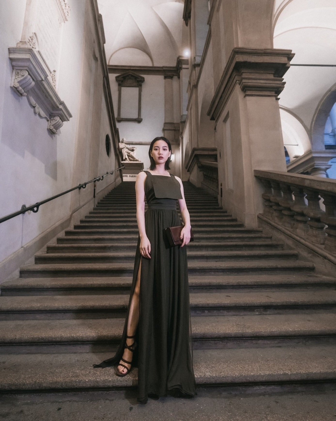 “大人女子” のん、ブレラ美術館でのスリットのドレスが「彫刻作品みたい」