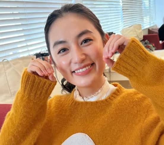 「可愛い過ぎる〜」八木莉可子、ファミリーマートの新CMで着用した「たまごニット」姿を大公開