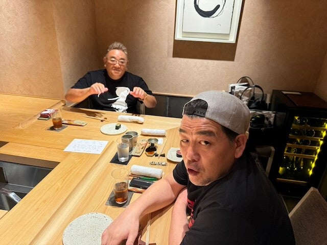 狩野英孝が大物お笑いコンビと食事を楽しむ 「今宵もカロリーゼロ」