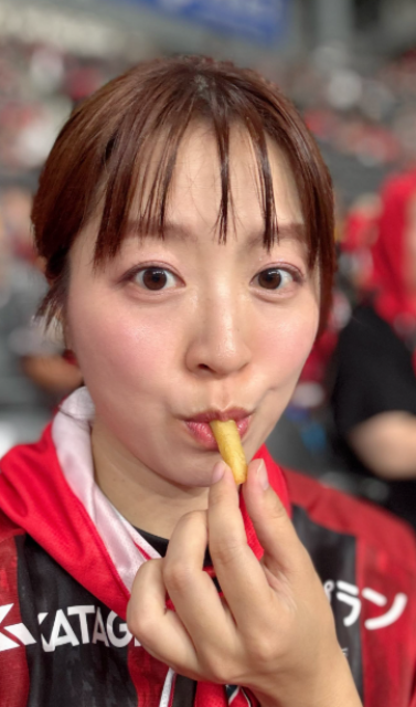 コンサドーレ大ファンの美女フリーアナ・湯浅知里、可愛すぎるスタジアムグルメ