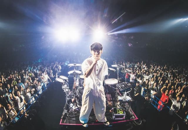 UVERworld TAKUYA∞、三重県で行われたアリーナツアー初日の熱狂的な様子を公開！