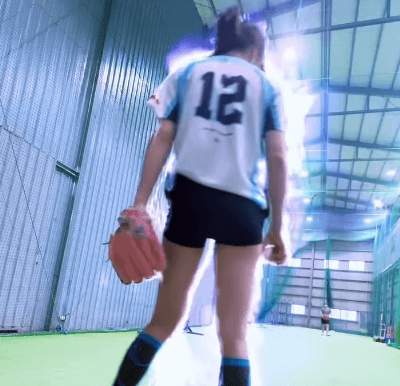 「何、この格好良いオーラ」海外野球美女子、ド迫力の”オーラ投球”にファン拍手喝采！「あなたのひじはとても素敵」