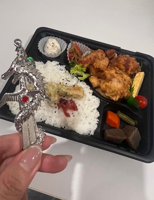 「〇〇、唐揚げだよ…」女性声優があのアイテムと唐揚げに謎のお見合いをさせる