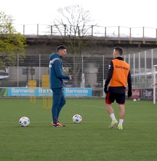 レバークーゼン期待の若手が名手のFK技術を習得?!