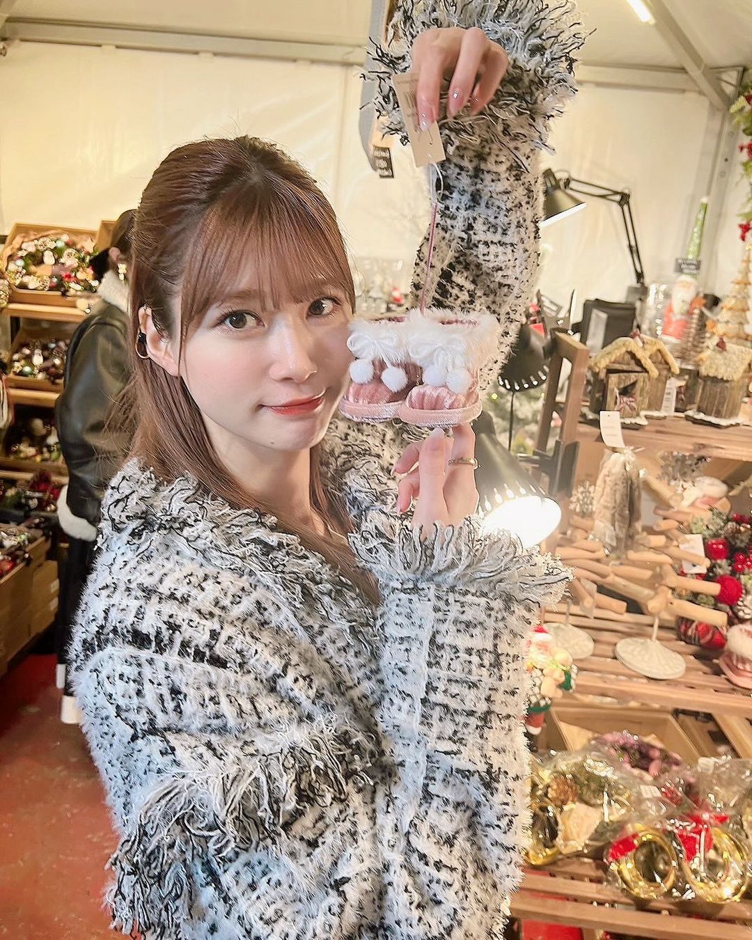 生見愛瑠 クリスマスマーケットへ🎄「衣装可愛いね〜🤎😉🤎」