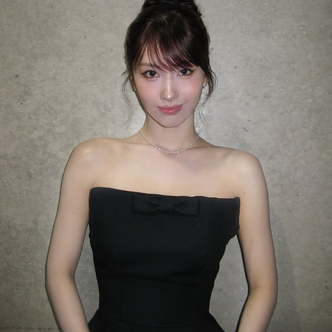 TWICE・モモ、魅惑のブラックドレスでプリンセスの佇まい。透明感溢れる