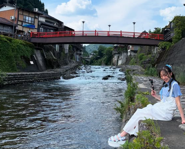 「郡上八幡ロケ」元SKE48・須田亜香里、川辺でリラックスショット公開！