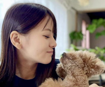 藤井由依アナ、愛犬とのほっこりショットで週末をエール！