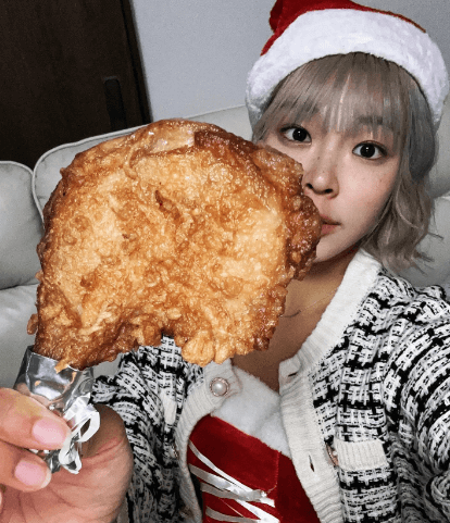 「お顔くらいおっきなチキンを食したった！」あの金髪美女ビーチバレーボール選手、”巨大お肉・ショット”披露にファン驚愕！