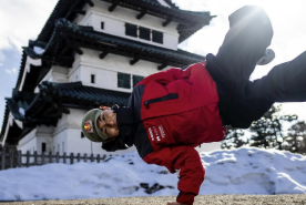 「まるで映画のワンシーン」半井重幸、お城を背に決めたダンスショットが圧巻！