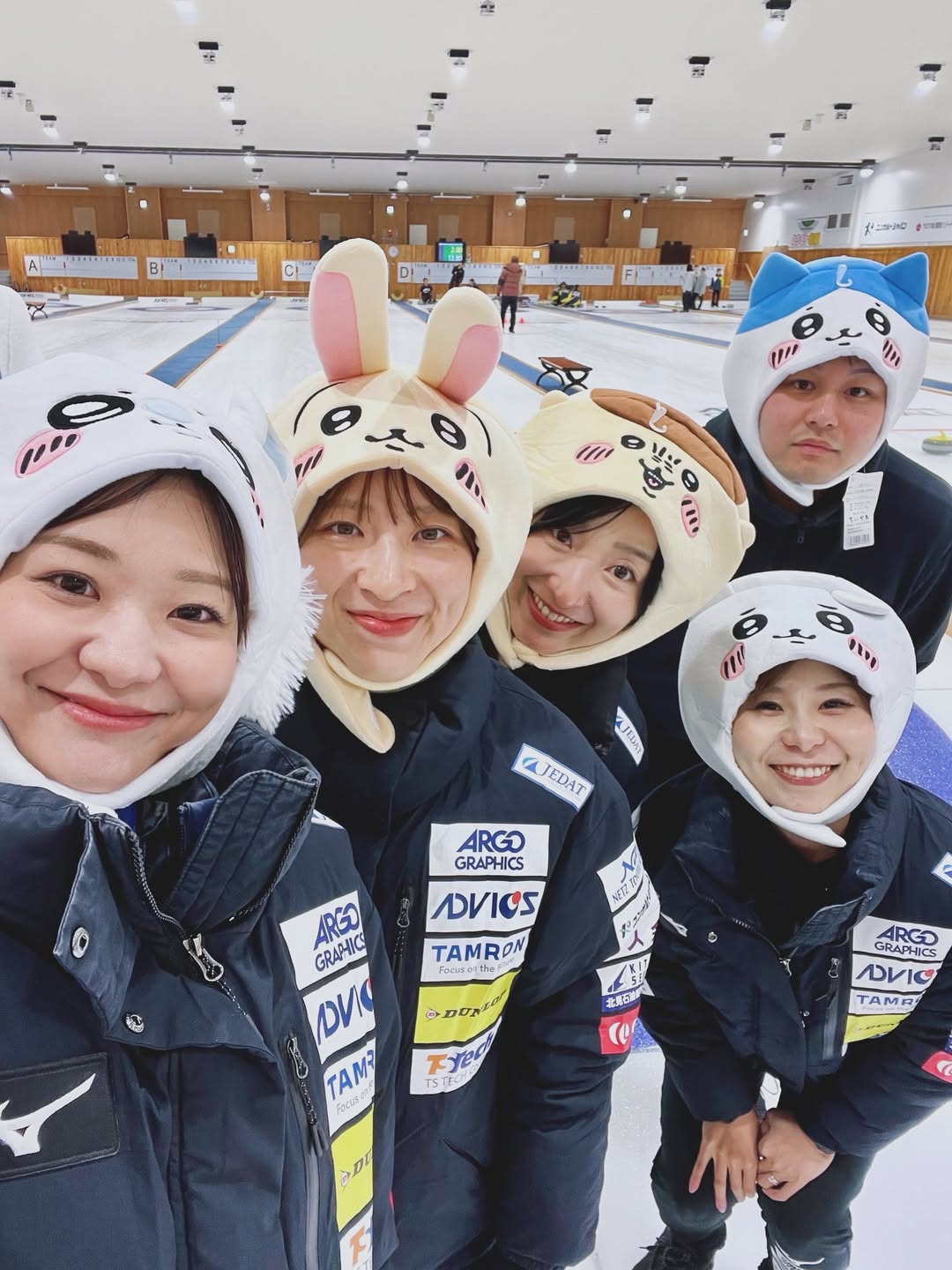 カーリング女子たちが“日本一ちいさくて〇〇なやつら”に変身！？愛らしすぎる姿にファン悶絶！