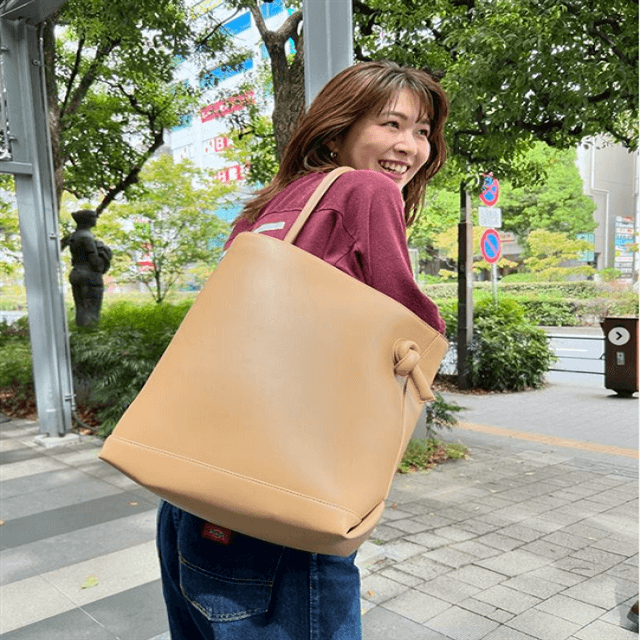 木村沙織、ローズガーデンエスカレーター前でVASICバッグのコーデを披露