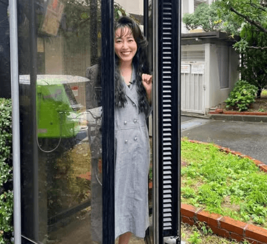 「ど、どうした！？」あの美女アナウンサー、バブル逆行の”公衆電話・タイムスリップショット”を披露！「雰囲気あるねえ」