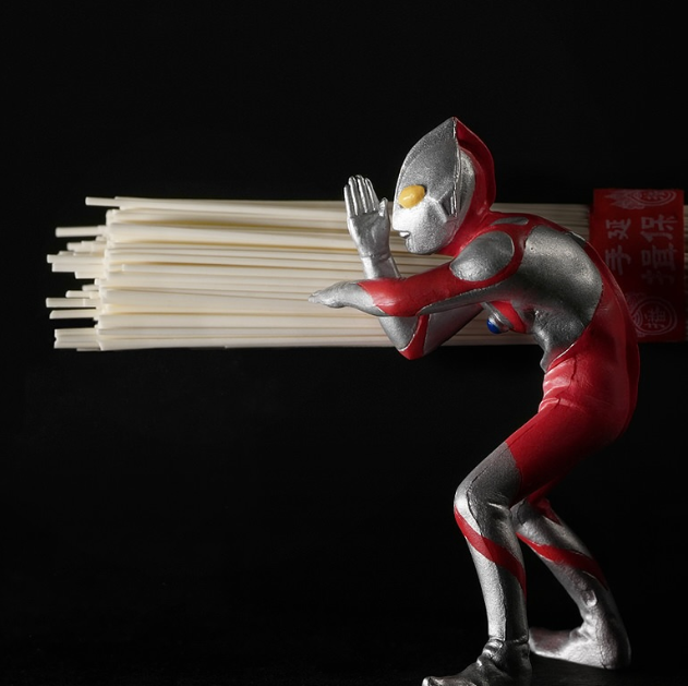 「茹で時間も3分！？」田中達也が“ウルトラマン×そうめん”で魅せた“粋なミニチュア世界”が話題