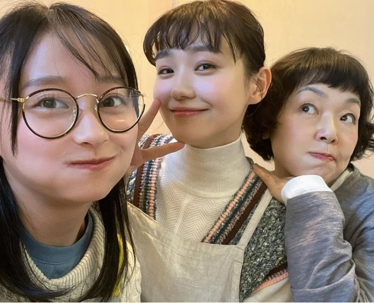 影山優佳「念願のスリーショット🐥」ドラマの共演者との豪華オフショットを公開👀✨