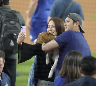 大谷翔平 真美子さん&デコピン ”幸せ満載” 自撮り姿に大興奮 3ショット公開に待望の声