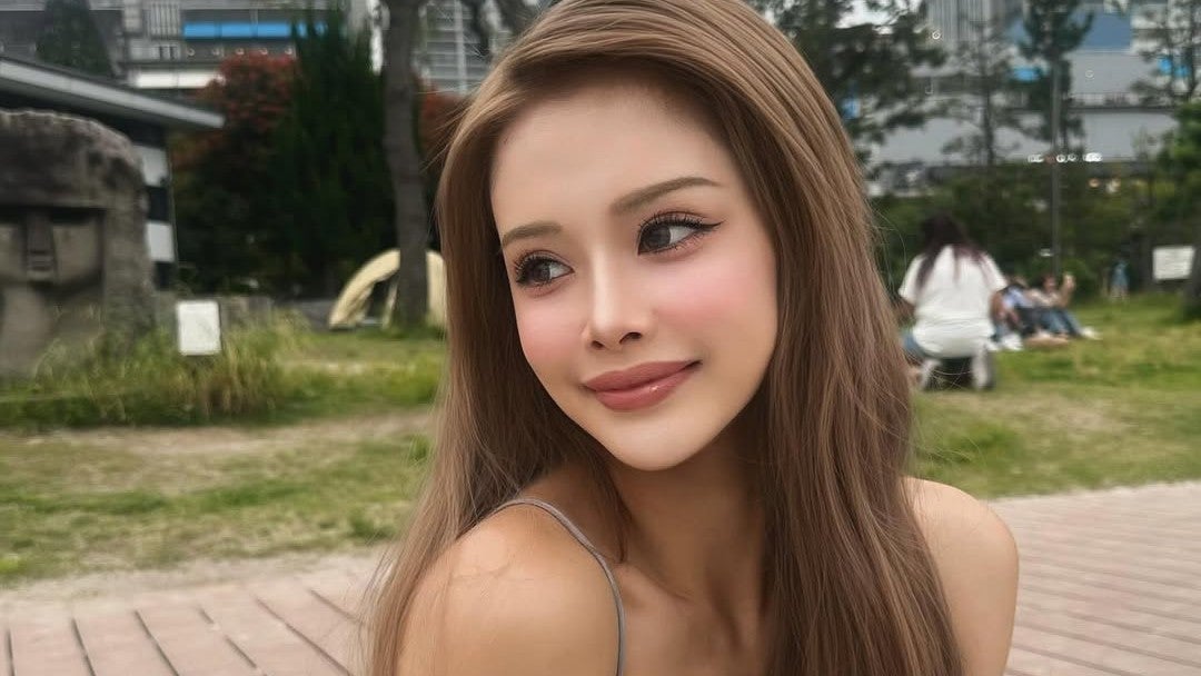 かとみか「梅雨って終わったの？」爽やか夏コーデで話題沸騰！