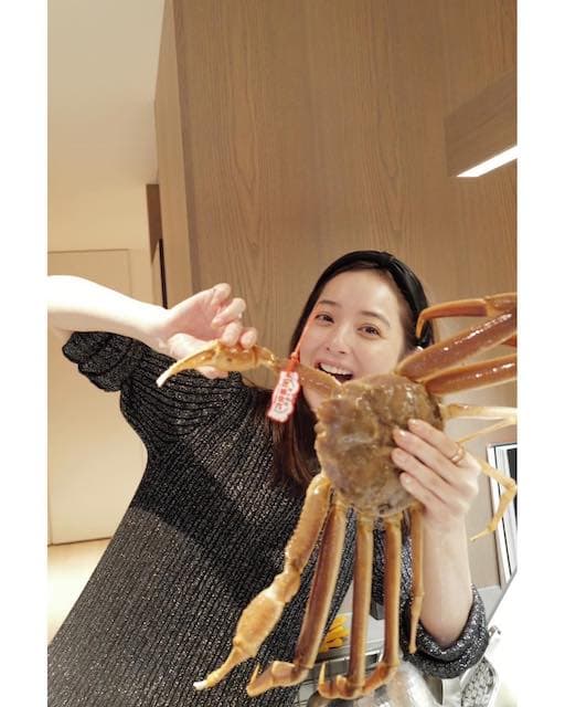 佐々木希があの女優の手料理に舌鼓🥗可愛すぎる最新ショットも公開🦀