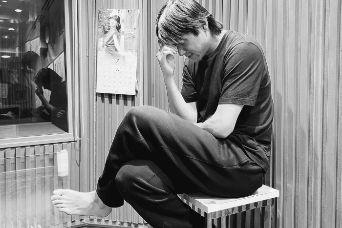 どんな格好でも絵になる…。山田裕貴、考えすぎちゃってあの有名な彫刻になっちゃった！？