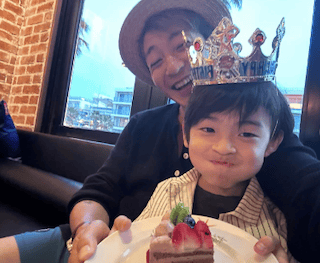つるの剛士が次男の誕生日をお祝い！「もーちょいパパと一緒に遊んで〜」