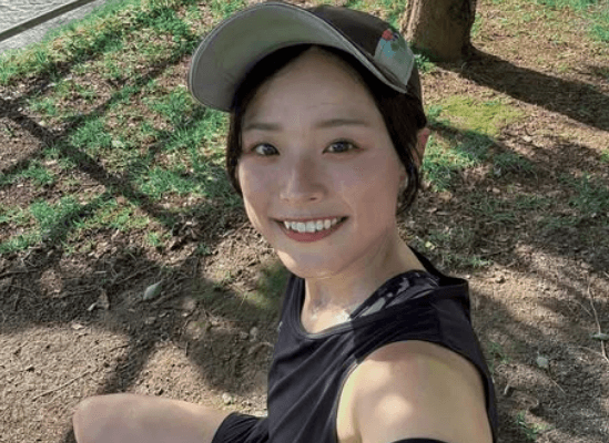 「可愛いし、笑顔が素敵じゃね」マラソン美女子、ラン後に木陰で魅せた”のんびり・涼ショット”を公開！