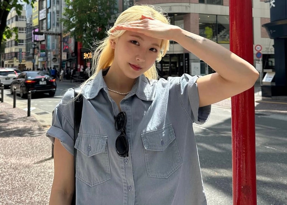 鮮烈な“ピンク斑ら”！美女フィンスイマーが解き放つ映えるプールサイド姿