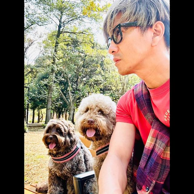 木村拓哉がインスタを更新！ペットとの3ショットに注目集まる👀🐶