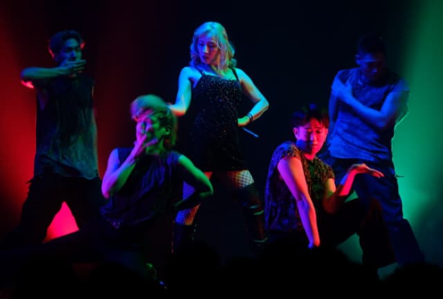 玉置成実が金髪イメチェン後のライブショットを披露！現在は仕事で〇〇に！？