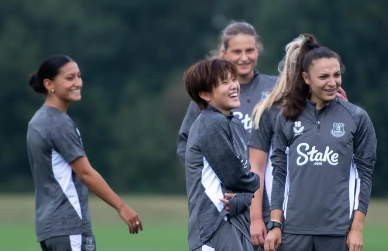 エバートン所属・林穂之香のランニング練習ショットで新シーズンに期待高まる