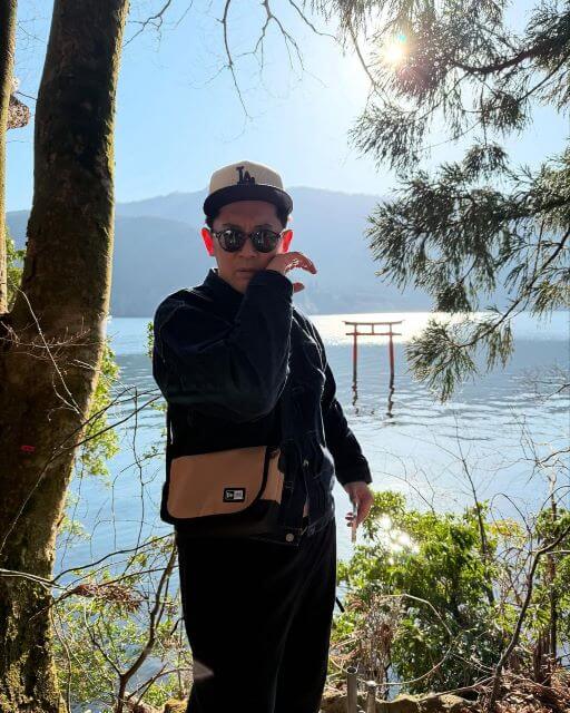 ビビる大木 in 箱根｜光と自然に包まれた“やるじゃねぇか”な1枚