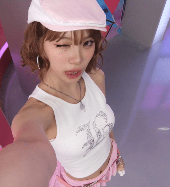 LE SSERAFIM・チェウォン「ハンチング×タンク」ヘソ出しショットがスポーティ！