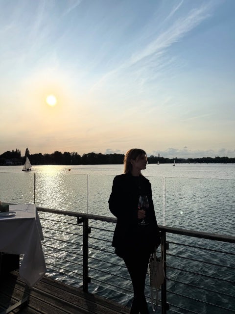 マギーが佇むドイツの黄昏、マシュ湖に沈む光と静けさが包む優雅なディナータイム