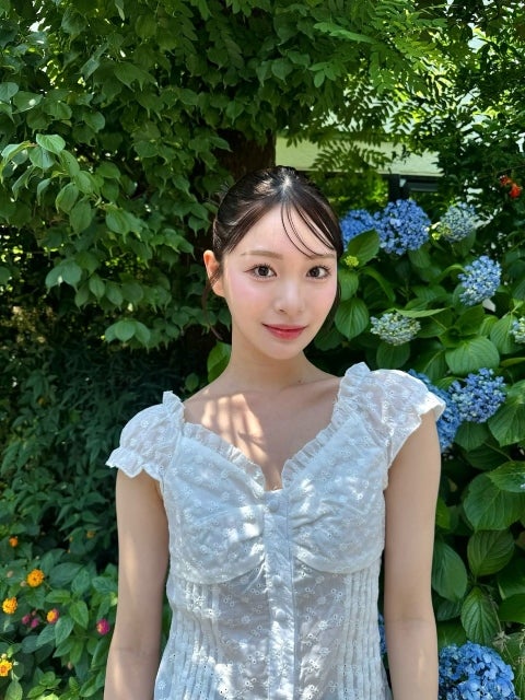 中川紅葉、夏の光と咲き残る紫陽花に溶け込む無垢なワンシーン