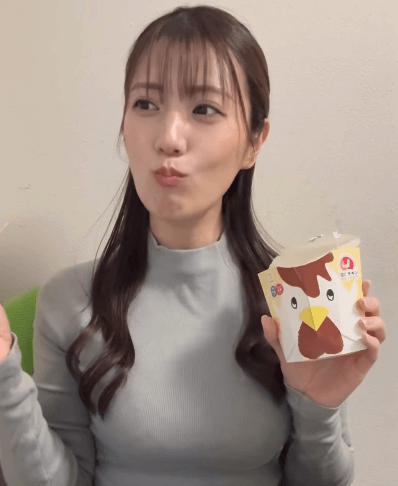 「カラアゲを頬張りすぎた君に、恋をした。」あのスポーツグラドル、天使の微笑みのパクパクムービーにファン恋落ち状態！