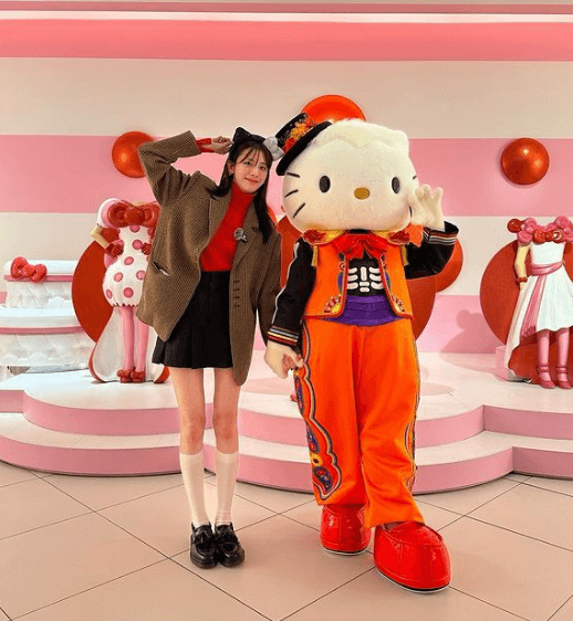 「脚長〜！」女優・貴島明日香、USJで魅せたキティちゃんとの2Sが激キュートだと話題沸騰！