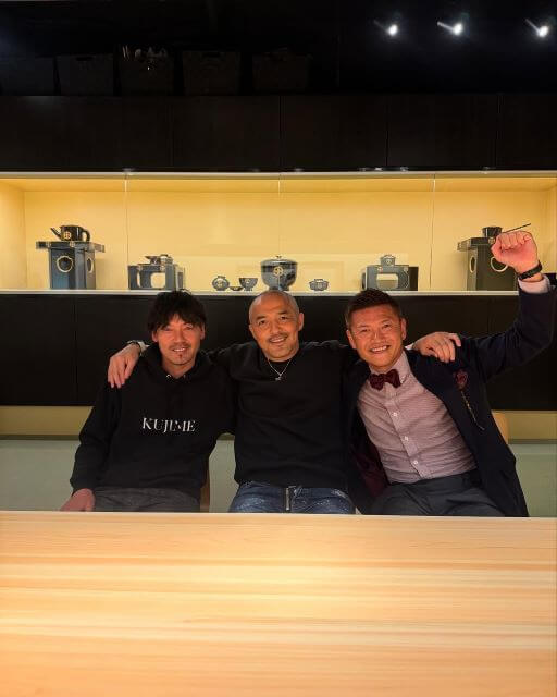 これは圧巻！播戸竜二、Fリーグ理事長と“サッカー界のボス”と集結！