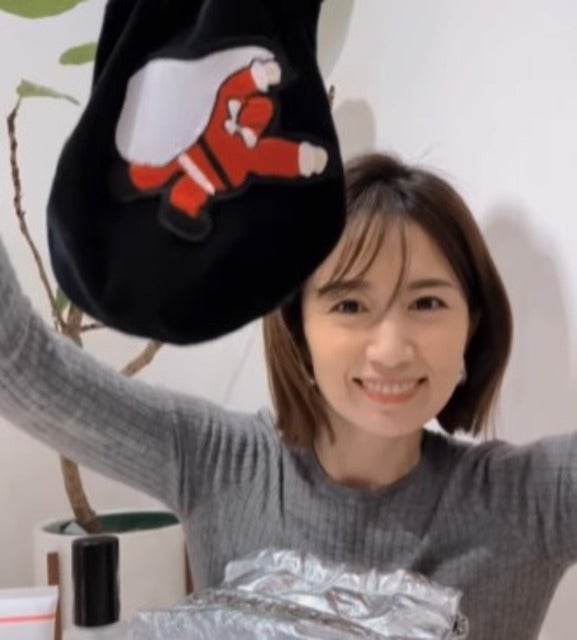 東原亜希のバッグの中身はもらったものばかり！？