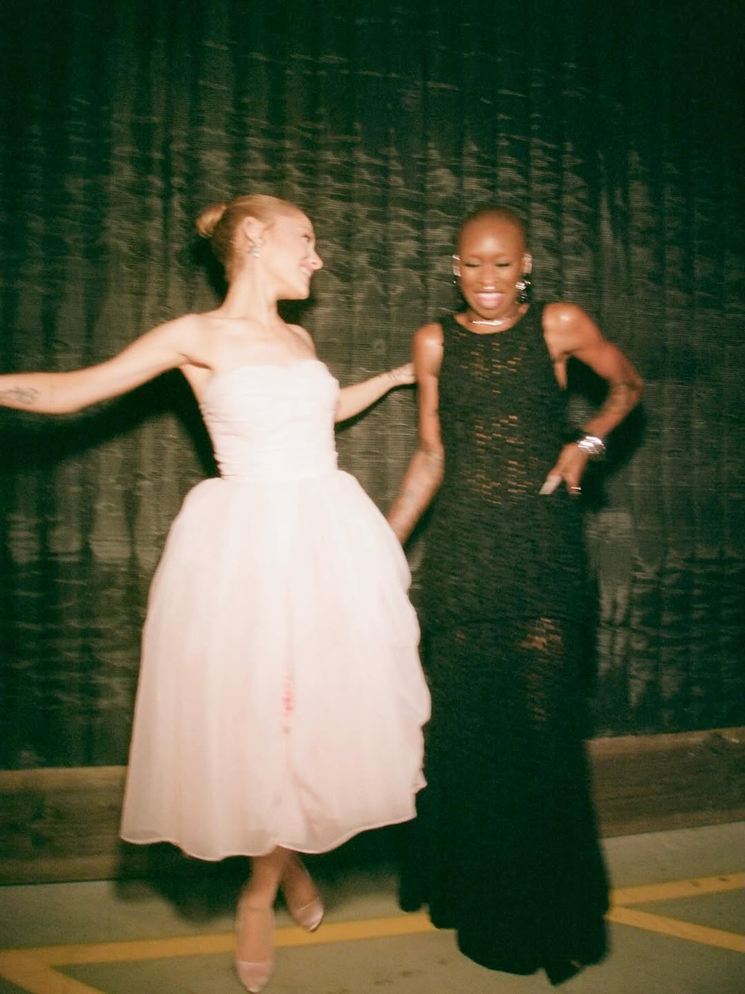 アリアナ・グランデがウィキッド共演者とのキュートなツーショットを公開