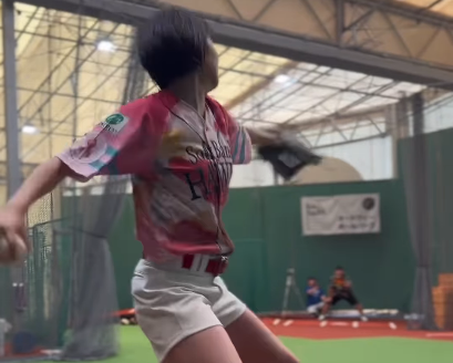 「この動画観て泣けてきた」タレントの野球美女子、セレモニアルピッチに向け緊張！激レア”成長記録ドキュメント”にファン感動