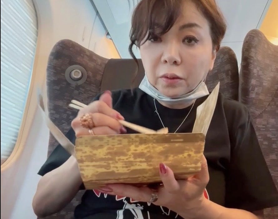 ハイヒール・モモコ、新幹線の中で大好きなお弁当を公開！！