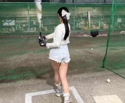 「綺麗に打ちますね～」グラドルの野球美女子、130kmを打ち抜く豪快スイング・ムービー"をバッセンで披露！ファン白熱