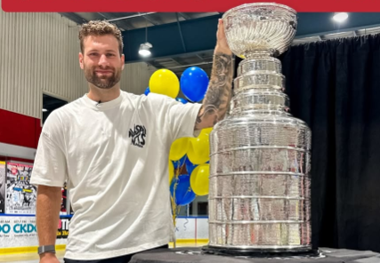 NHL名物“エンフォーサー”が故郷に凱旋！パンターズ選手のウィットビー訪問が話題に